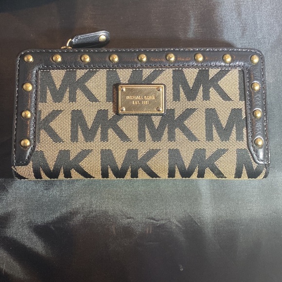 Michael Kors hand bag and wallet. - Picture 2 of 9